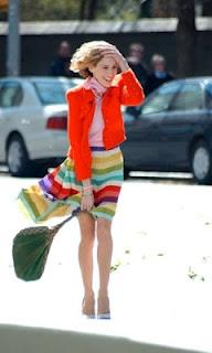 Sarah Jessica Parker en mode Casual Chic color block: veste corail, jupe multicolore, so CHIC 