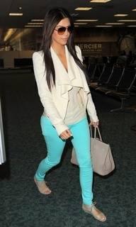 Kim Kardashian en pantalon vert d'eau 