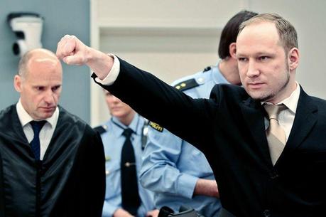 Sans remords. Anders Behring Breivik a refusé de reconnaître l'autorité de la justice norvégienne lundi et plaidé non coupable à l'ouverture de son procès pour le massacre de 77 personnes à Oslo et sur l'île d'Utoya le 22 juillet 2011. L'extrémiste de droite, militant islamophobe, qui se définit comme un «templier» au service de la Norvège en lutte contre les périls du «multiculturalisme», entend rejeter sa culpabilité au cours des audiences. Il espère transformer son procès en tribune pour la défense de ses idées. Le tueur est arrivé sous bonne escorte dans la salle d'audience, affichant à plusieurs reprises un sourire suffisant lorsque les gardes lui ont retiré ses menottes, puis serrant le poing droit sur son cœur avant de tendre son bras en guise de salut. «Je ne reconnais pas les tribunaux norvégiens. Vous avez reçu votre mandat de partis politiques qui soutiennent le multiculturalisme», a-t-il déclaré. «Je ne reconnais pas l'autorité de cette cour.» «Je reconnais les faits, mais je ne suis pas pénalement coupable parce que je plaide la légitime défense», a-t-il ajouté.