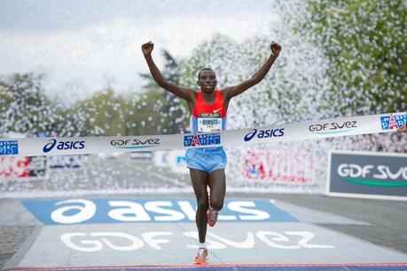 Le roi à Paris. Favori sur la ligne de départ, le Kenyan Stanley Biwott a assumé son statut en s'adjugeant dimanche matin le 36e Marathon de Paris. Avec un chrono de 2h05'10'' pour couvrir les 42,195 km, Biwott s'offre du même coup, à la moyenne de 20,22 km/h, un nouveau record de l'épreuve, détrônant celui de Vincent Kipruto en 2009 (2h05''47). A 26 ans, le lauréat 2012 s'impose comme le roi de Paris puisqu'il signe un doublé après sa victoire dans la capitale le 4 mars dernier sur le semi-marathon. Dans la fraîcheur, et malgré un vent très fort, Biwott s'est envolé, seul, aux alentours du 30e kilomètre, pour lâcher inexorablement ses deux derniers adversaires éthiopiens, Sisay Jisa (2e) et Raji Assefa (3e) qui complètent le podium. «Je me sentais vraiment bien dans la première partie. Je savais qu'il y avait une forte opposition, mais c'est quand je suis parti (au 30e km) que j'ai compris que je pouvais gagner», a déclaré Biwott.