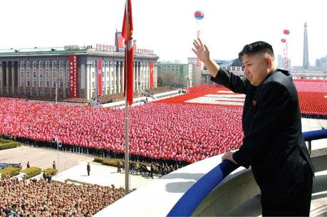 Discours public. Pour la première fois, les Coréens du Nord ont entendu en direct la voix de leur nouveau dirigeant suprême, Kim Jong-un. Dans son premier discours à la Nation avant le grand défilé militaire qui a marqué, dimanche 15 avril, <a href=''http://www.lefigaro.fr/international/2012/04/15/01003-20120415DIMWWW00051-la-coree-du-nord-celebre-les-100-ans-de-son-fondateur.php'' target='''' alt=