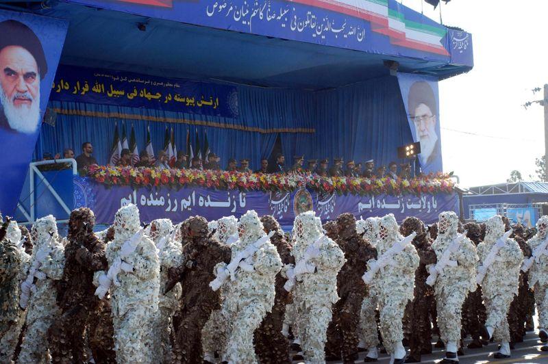 Défilé. Chaque année, en avril, l'armée iranienne organise une parade militaire. Et 2012 n'a pas fait exception à la règle. Une nouvelle fois, ces soldats iraniens ont participé à une gigantesque procession en treillis, mardi 17 avril à Téhéran, pour démontrer la force de l'armée iranienne. Comme de juste certains ont même défilé en uniforme de camouflage devant des responsables militaires. Le président Mahmoud Ahmadinejad était également présent et a profité de l'occasion pour déclarer que «l'armée ferait regretter à ses ennemis toute forme d'agression».