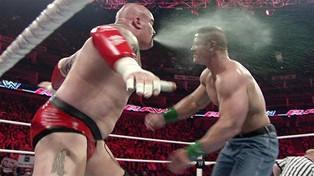 Alors qu'il a la victoire a portée de main, John Cena reçoit une curieuse substance dans les yeux