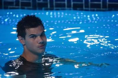 Nouvelle photo BTS de Taylor dans Abduction