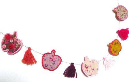 guirlande de pommes tissu feutrine pompoms de laine Tête de mule (6)