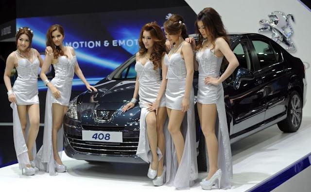 Bangkok Motor Show 2012: Peugeot 408 et hotesses de charme [HD]