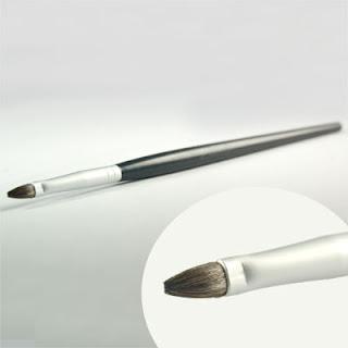 Pinceau pour les lèvres à quoi sert-il ? + Recette pour nettoyer ses pinceaux.