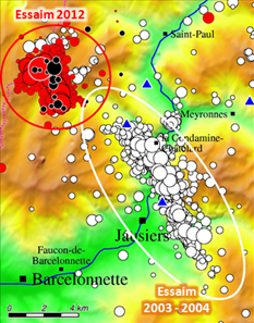 « Essaims de séismes » de la haute vallée de l'Ubaye de 2003-2004 (en blanc) et de 2012 (en rouge)