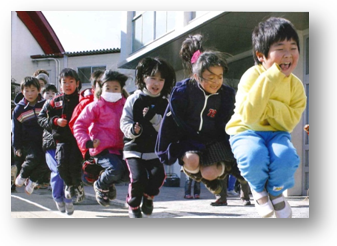Jeux d'enfants dans un site d'évacuation, à l'École primaire Tenshin (Tagajo), le 18 mars 2011