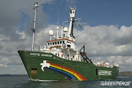 Ouistreham : Greenpeace intercepte en mer une cargaison de bois suspecte en provenance du Brésil