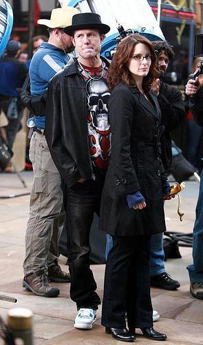Famke Janssen à NYC / Tina Fey sur le plateau de tournage de la série “30 Rock”