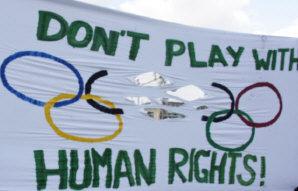 ''Ne jouez pas avec les droits de l'Homme'' lance les partisans d'un boycott. (Reuters)