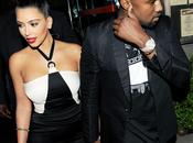 Kardashian Kanye West main dans