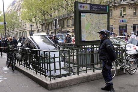 A-la-recherche-d-un-parking-un-4X4-plonge-dans-le-metro-a-Paris_reference