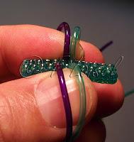 Superposition de scoubidous à 4 fils