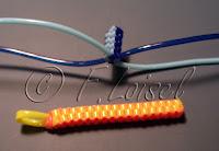 Superposition de scoubidous à 4 fils