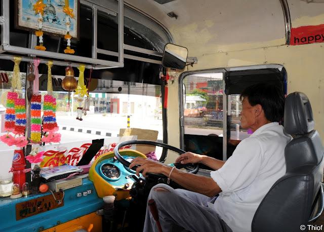 Chauffeur de bus en Thailande.
