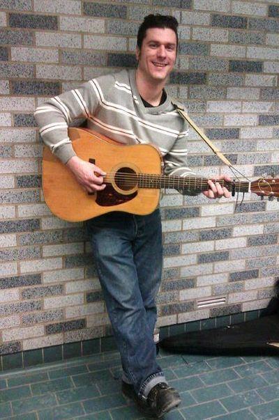 Rejean Turbide chante dans le métro depuis 5 ans, sa voix rauque et une maitrise parfaite de la guitare sont des atouts qui lui permettent de jouer aisément les plus grands tubes du Rock’n’roll. Photo prise à la station métro Square Victoria. Photo (c) Ali Belhouchet