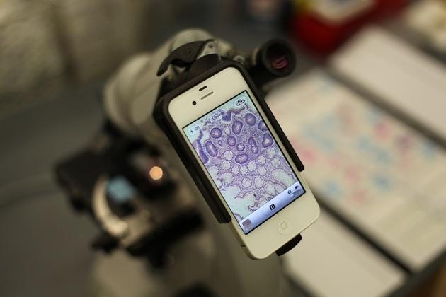 L'étui Magnifi pour faire de votre iPhone, des jumelles, un microscope, un télescope...