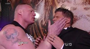 Alors qu'il tente d'interviewer Brock Lesnar, Josh Mathews se fait agresser