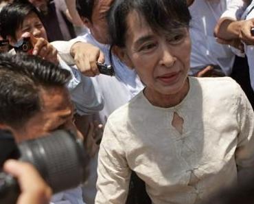 Aung San Suu Kyi a refusé de prêter serment à la Constitution militaire mais compte faire son entrée très bientôt au Parlement birman