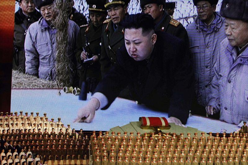 Adoration. Des chanteurs rigoureusement alignés chantent à la gloire du régime de Kim Jong-un, le leader du pays, dont des photos sont projetés sur un écran géant derrière eux.La Corée du Nord, engagée dans un bras de fer avec la communauté internationale sur son programme nucléaire pour lequel l'Etat communiste préparerait un nouvel essai, a marqué mercredi le 80e anniversaire de la création de son armée. Créée pendant la Seconde Guerre mondiale, l'armée nord-coréenne, qui compte plus d'un million d'hommes, est la 4e armée du monde.
