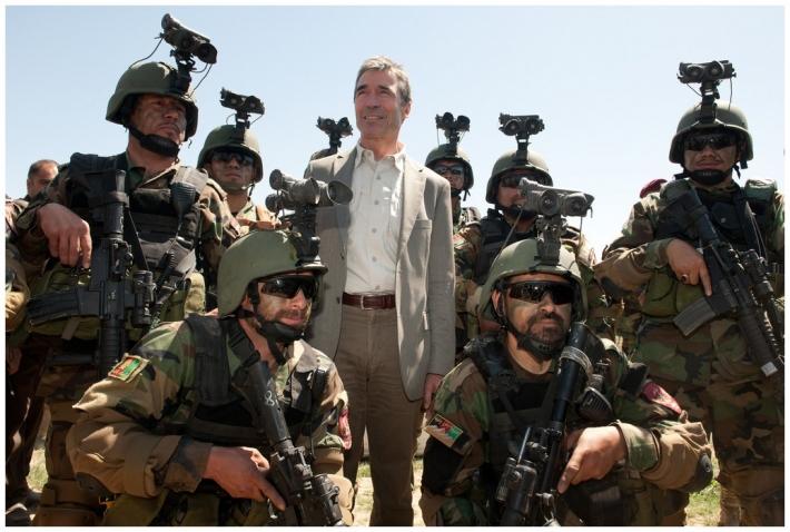 Rasmussen au milieu de forces spéciales afghanes.jpg