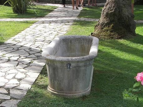 Fichier:Bathtub in Achilleion Gardens.jpg