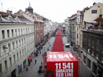 11 541 sièges rouges ont été placés le long de la Rue Titova, à Sarajevo pour le marquer le 20e anniversaire du début de la guerre en Bosnie, le 6 avril 2012.