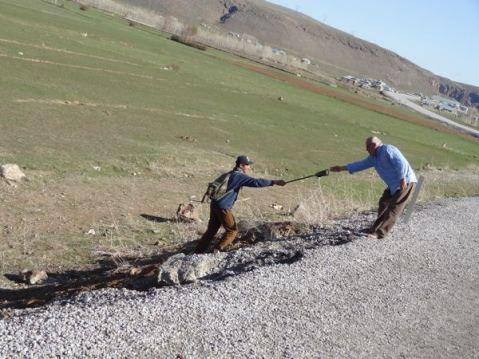 Piolet suisse offert à jeune berger kurde