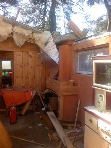 Et un toit arraché, un!