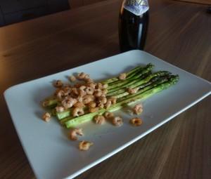 Asperges grillées, crevettes grises et jus à l’Orval