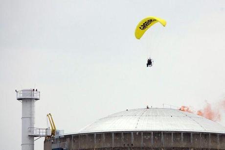 Un membre de Greenpeace s'introduit dans la centrale nucléaire «Un militant de Greenpeace est arrivé avec un paramoteur vers 7h40 du matin. Il a survolé la centrale, lancé un fumigène puis a atterri à l'intérieur où il a été interpellé.»