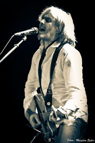 Cliquez sur l'image pour accéder à la page de l'artiste sur amazon