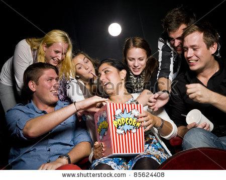 stock photo group of young spectators eating popcorn at the movie theater 85624408 Guerre des brevets : Nokia se joint aux festivités