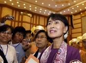 Aung investit officiellement Parlement birman avec autres députés démocrates