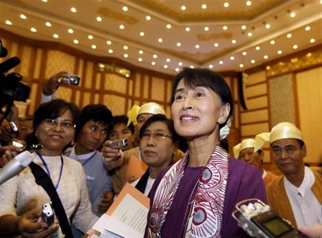 Aung San Suu Kyi investit officiellement le Parlement birman avec 33 autres députés démocrates