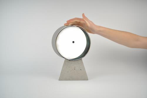 Syzygy éclipse de lampe par Sophie Menser et Oscar Peet