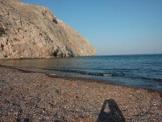 Santorin et moi (Chapitre 6 - La plage de sable noir de Périssa)