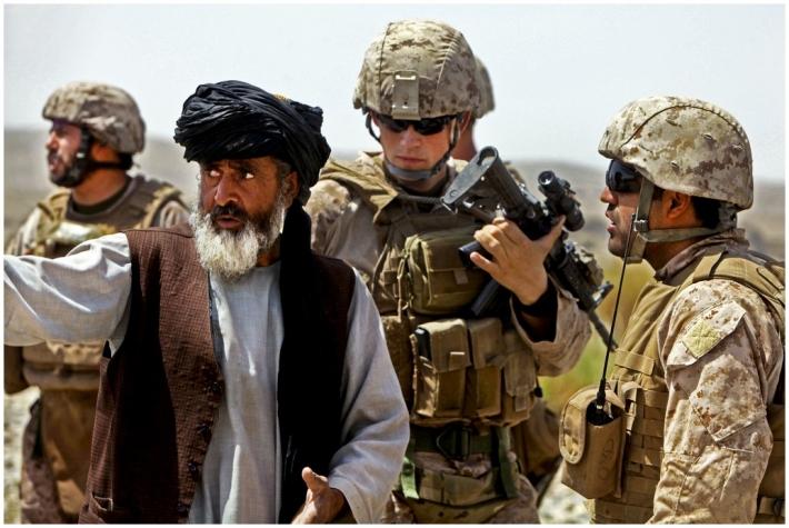Soldats US avec un Afghan.jpg