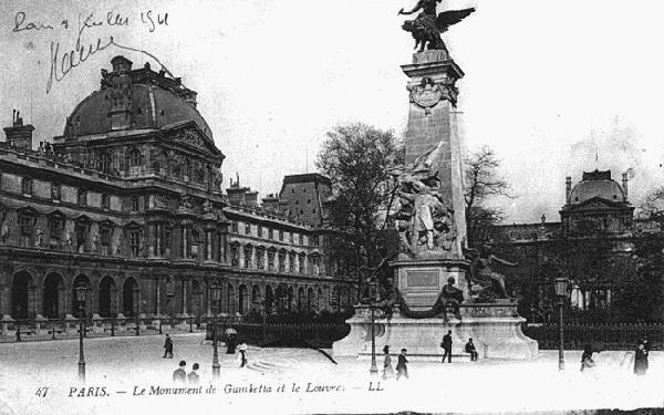 Paris - Le monument de Gambette et le Louvre