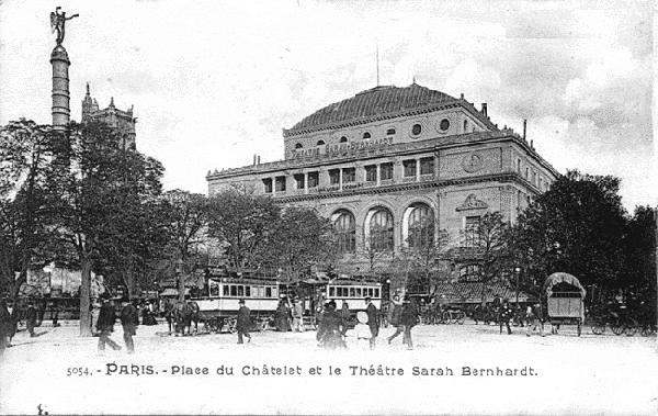 Paris - Place du Châtelet et le théâtre Sarah Benhardt