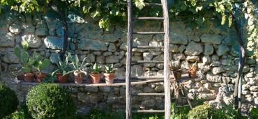 Comment construire un mur en pierres sèches dans son jardin