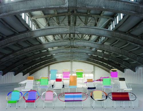 Design et Réinsertion 100 chaises par Marni