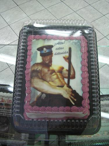 gateaux à thème! Dans ce cas de figure, il peut etre vendu pour un enterrement de vie de jeune fille par exemple...le  streap teaser est tendance en ce moment. Un vrai commerce. Je vais peut etre me recycler apres ma diete.