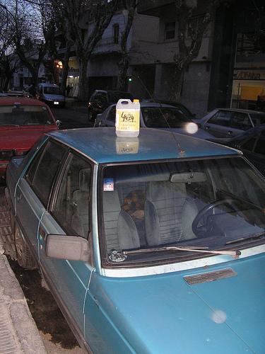 le bidon, un vrai code pour vendre sa voiture. Dessus, vous inscrivez ou vous vous trouvez avec l'adresse, le numero ( c'est souvent juste en face ou a coté) et votre prenom!