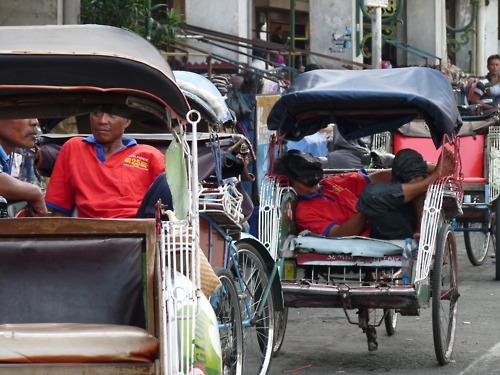 Yogyakarta, Java, Indonesia
Conducteurs de tricycles assoupis.