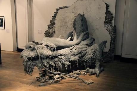 cementdragon01 600x400 Sculpture : Un dragon en ciment traverse un mur