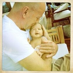 Bruce Willis présente sa fille Mabel Ray (Photo)