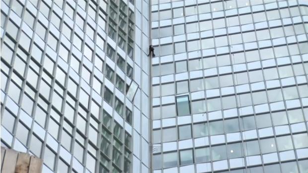Alain Robert escalade la plus haute tour à Paris La Défense
